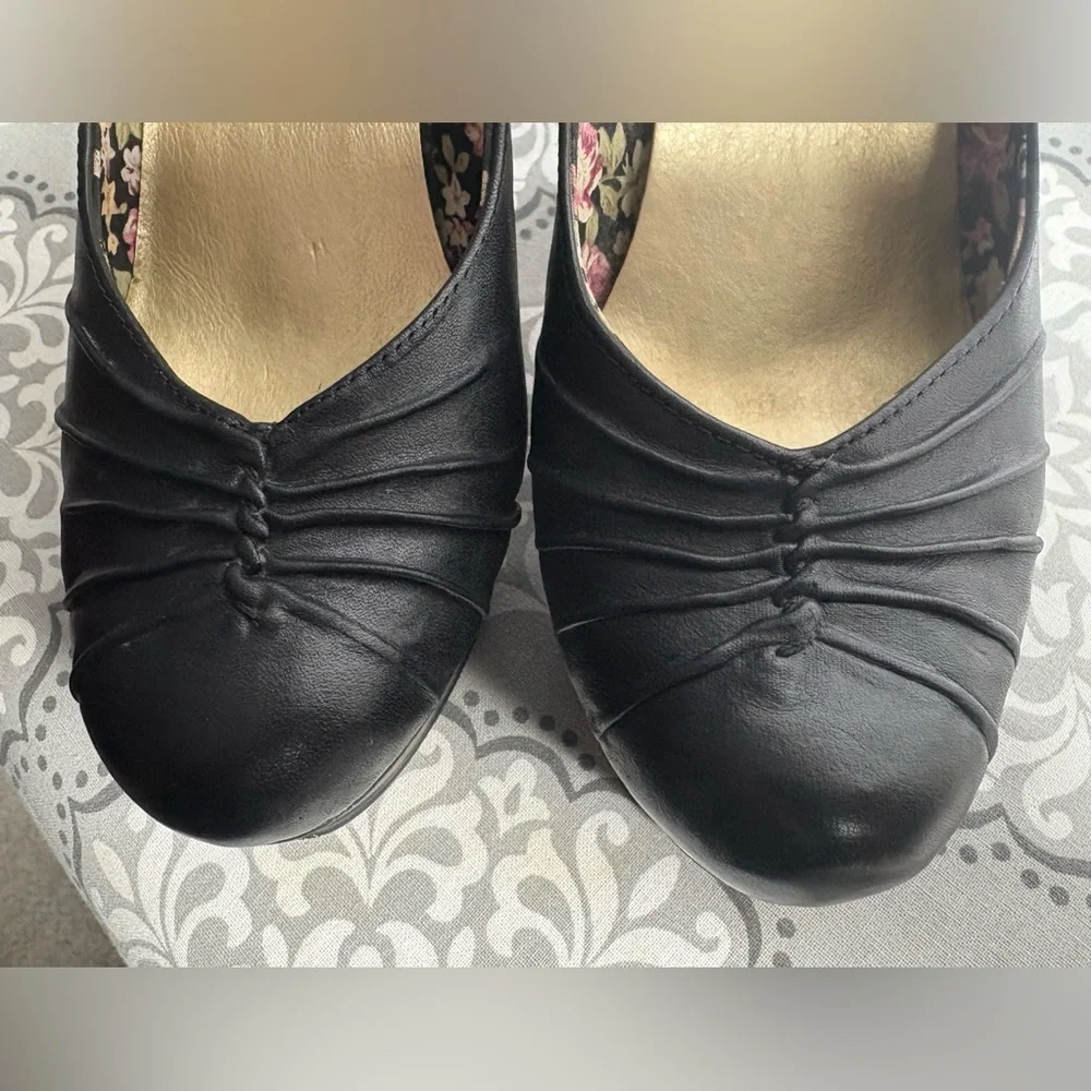 Seychelles Black Heels with Floral Lining - Picture 7 of 12